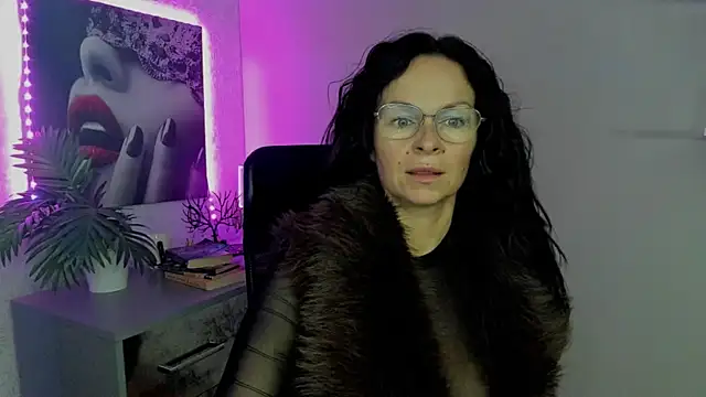 Snapshot of HelenLuxx chatting on 09-24-25, 05:36 HelenLuxx online show from 09-24-25, 05:36