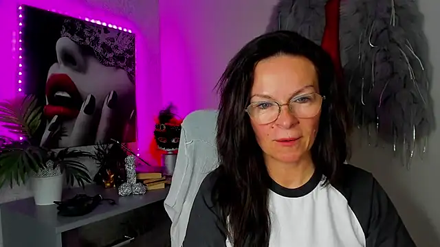 Snapshot of HelenLuxx chatting on 05-06-26, 03:16 HelenLuxx online show from 05-06-26, 03:16