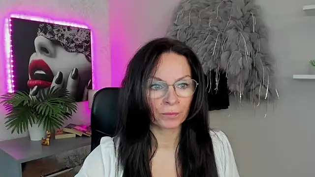 Snapshot of HelenLuxx chatting on 03-03-25, 01:45 HelenLuxx online show from 03-03-25, 01:45