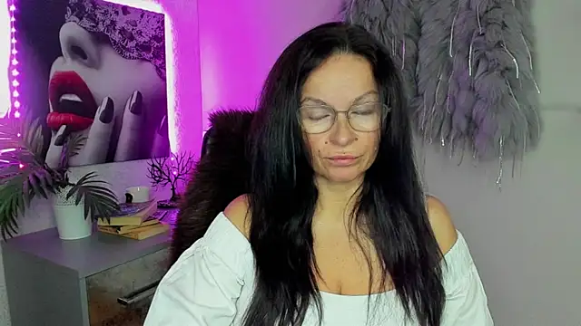 Snapshot of HelenLuxx chatting on 10-08-25, 05:42 HelenLuxx online show from 10-08-25, 05:42