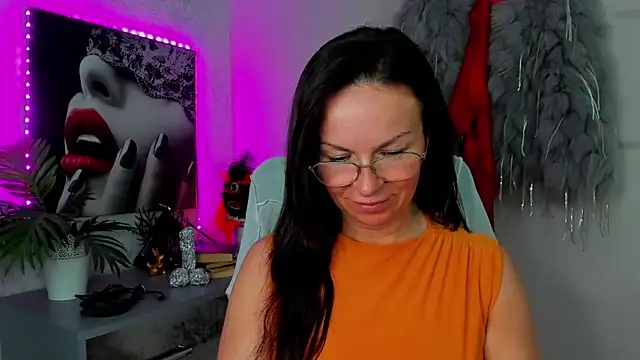 Snapshot of HelenLuxx chatting on 05-11-26, 01:56 HelenLuxx online show from 05-11-26, 01:56