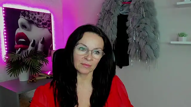 Snapshot of HelenLuxx chatting on 02-14-25, 10:17 HelenLuxx online show from 02-14-25, 10:17