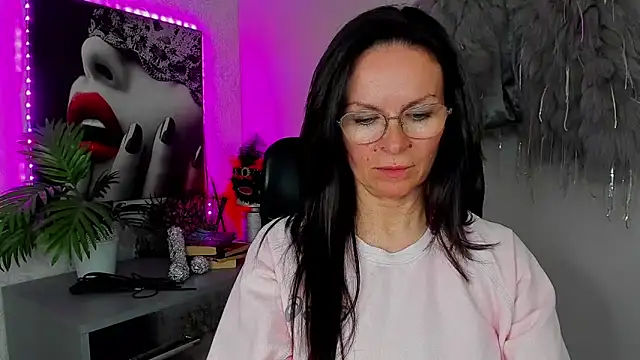 Snapshot of HelenLuxx chatting on 04-21-26, 04:13 HelenLuxx online show from 04-21-26, 04:13