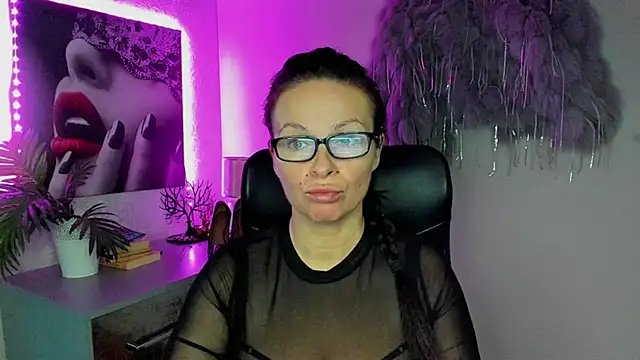 Snapshot of HelenLuxx chatting on 10-04-25, 06:26 HelenLuxx online show from 10-04-25, 06:26