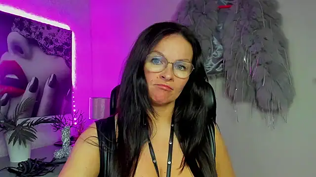 HelenLuxx online show from 12-17-25, 05:18