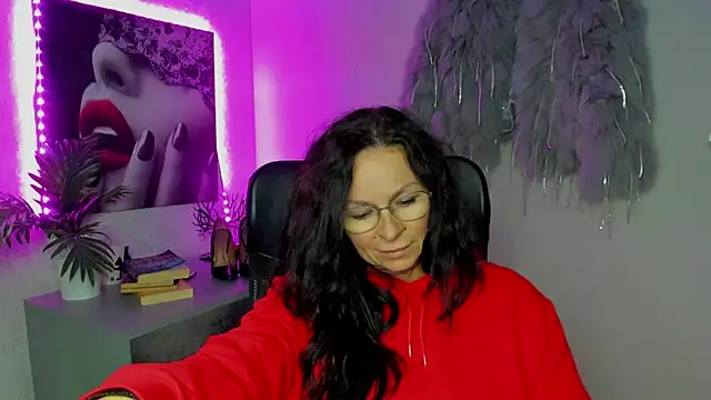 Snapshot of HelenLuxx chatting on 10-16-25, 05:43 HelenLuxx online show from 10-16-25, 05:43