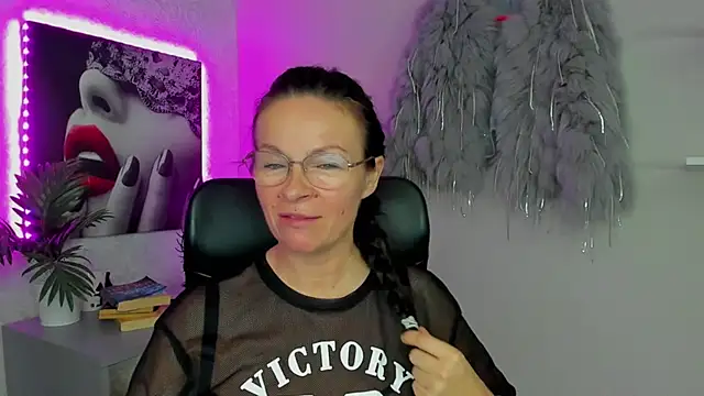 Snapshot of HelenLuxx chatting on 10-17-25, 06:39 HelenLuxx online show from 10-17-25, 06:39