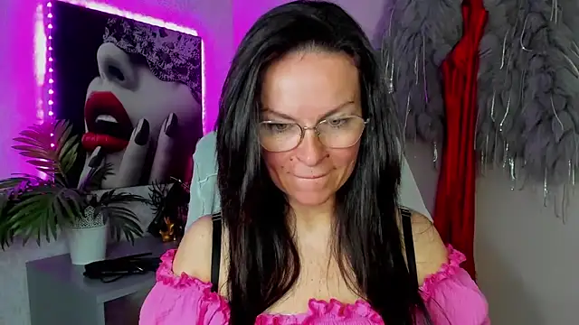 Snapshot of HelenLuxx chatting on 05-01-26, 05:56 HelenLuxx online show from 05-01-26, 05:56