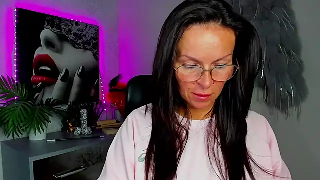 Snapshot of HelenLuxx chatting on 07-09-26, 02:49 HelenLuxx online show from 07-09-26, 02:49