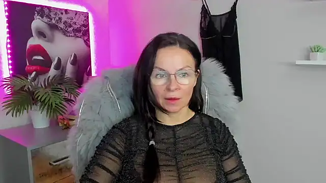 Snapshot of HelenLuxx chatting on 02-12-25, 06:40 HelenLuxx online show from 02-12-25, 06:40
