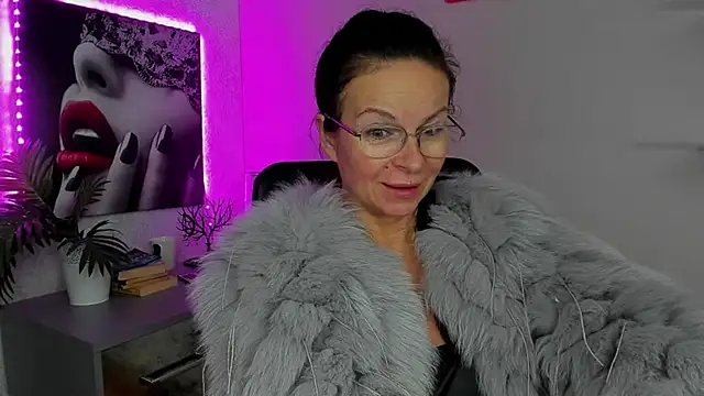 Snapshot of HelenLuxx chatting on 10-02-25, 05:55 HelenLuxx online show from 10-02-25, 05:55