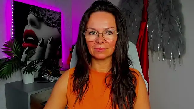 Snapshot of HelenLuxx chatting on 05-30-26, 05:25 HelenLuxx online show from 05-30-26, 05:25