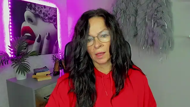 Snapshot of HelenLuxx chatting on 10-16-25, 05:38 HelenLuxx online show from 10-16-25, 05:38
