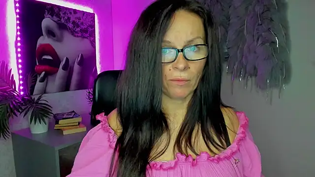Snapshot of HelenLuxx chatting on 10-13-25, 06:15 HelenLuxx online show from 10-13-25, 06:15