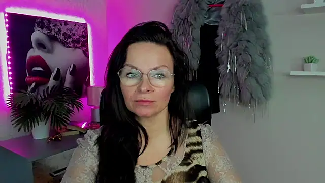 Snapshot of HelenLuxx chatting on 02-15-25, 07:27 HelenLuxx online show from 02-15-25, 07:27
