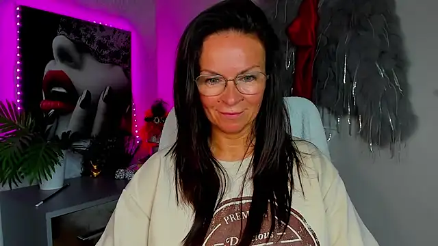 Snapshot of HelenLuxx chatting on 07-26-26, 01:40 HelenLuxx online show from 07-26-26, 01:40
