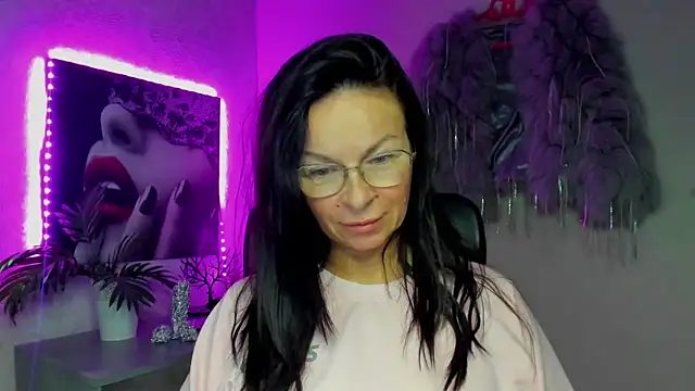 HelenLuxx online show from 11-30-25, 07:03