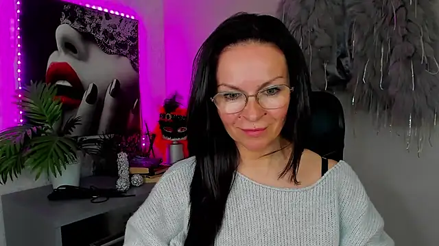 Snapshot of HelenLuxx chatting on 04-20-26, 03:13 HelenLuxx online show from 04-20-26, 03:13