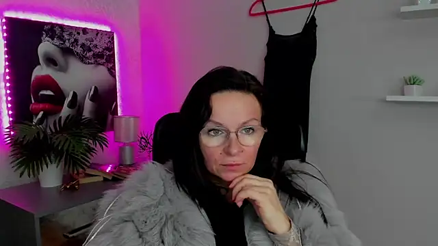 Snapshot of HelenLuxx chatting on 02-15-25, 11:17 HelenLuxx online show from 02-15-25, 11:17