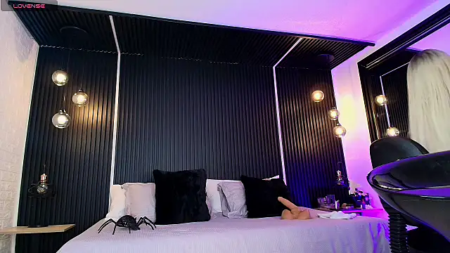 Snapshot of _Holly_Cat chatting on 02-07-25, 07:49 Holly Cat online show from 02-07-25, 07:49