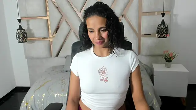 Snapshot of leslyflorez chatting on 03-21-25, 12:07 leslyflorez online show from 03-21-25, 12:07