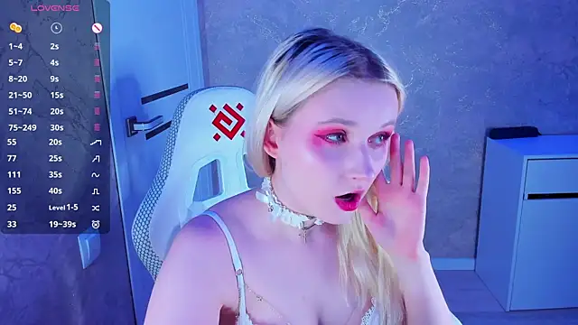 Snapshot of SweeteRose_Royce chatting on 03-18-25, 03:12 SweeteRose Royce online show from 03-18-25, 03:12