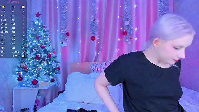 Snapshot of SweeteRose_Royce chatting on 01-04-25, 02:04 SweeteRose Royce online show from 01-04-25, 02:04