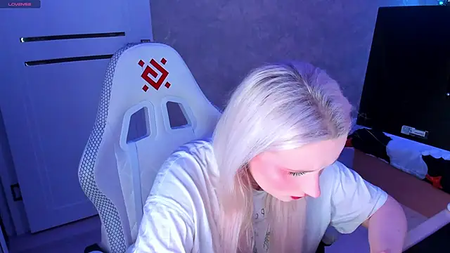 Snapshot of SweeteRose_Royce chatting on 01-21-25, 04:37 SweeteRose Royce online show from 01-21-25, 04:37