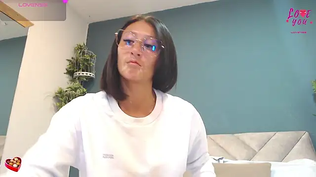 Snapshot of SharisWillian chatting on 05-15-26, 02:53 SharisWillian online show from 05-15-26, 02:53