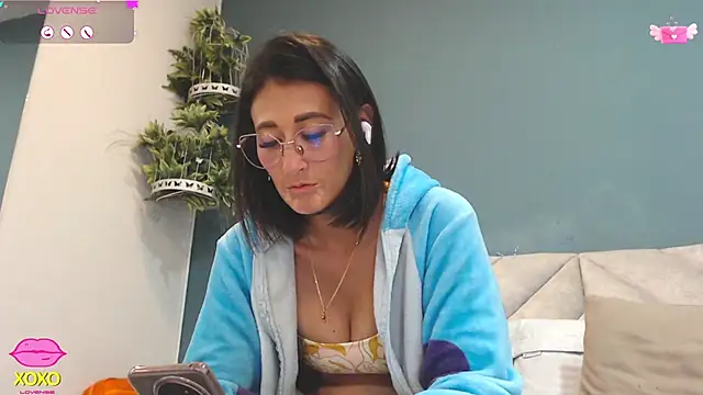 Snapshot of SharisWillian chatting on 04-18-26, 03:58 SharisWillian online show from 04-18-26, 03:58