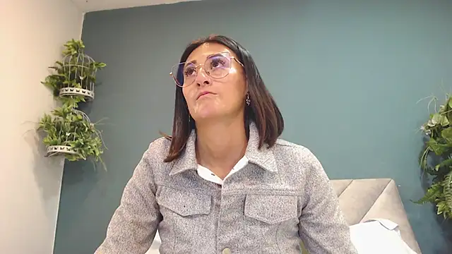 SharisWillian online show from 12-18-25, 04:06