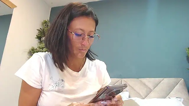 Snapshot of SharisWillian chatting on 04-22-26, 03:35 SharisWillian online show from 04-22-26, 03:35