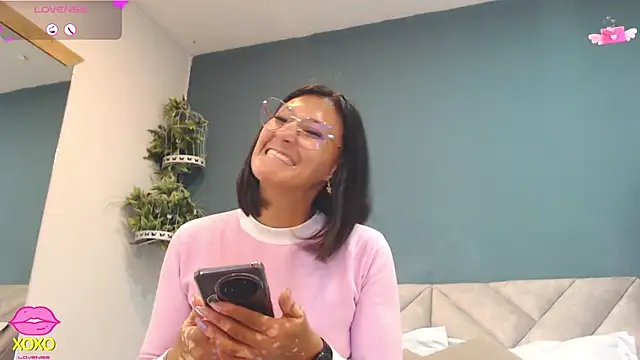 Snapshot of SharisWillian chatting on 04-20-26, 03:42 SharisWillian online show from 04-20-26, 03:42
