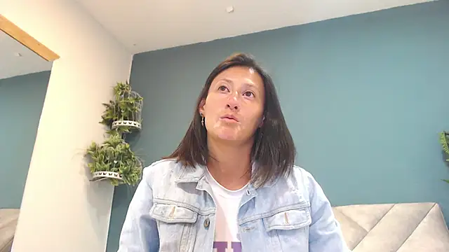 Snapshot of SharisWillian chatting on 05-13-26, 03:57 SharisWillian online show from 05-13-26, 03:57