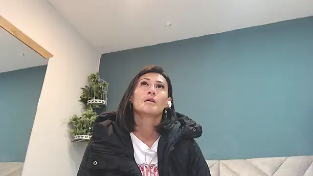 Snapshot of SharisWillian chatting on 05-14-26, 03:47 SharisWillian online show from 05-14-26, 03:47