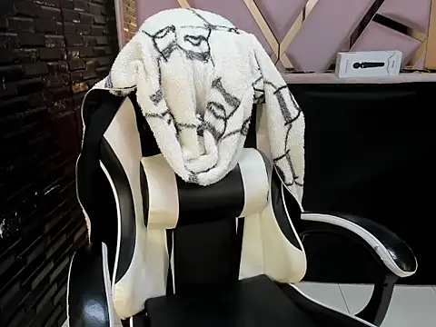 DaianaLutz online show from 10-31-25, 02:13