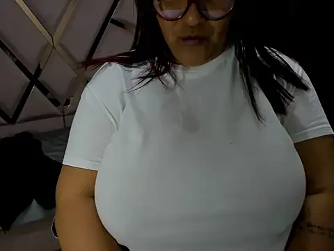 Snapshot of DaianaLutz chatting on 09-20-25, 02:11 DaianaLutz online show from 09-20-25, 02:11