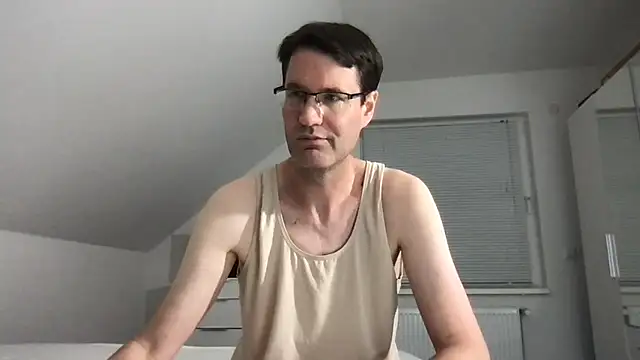 Snapshot of zxzx_cam1 chatting on 09-09-25, 03:54 zxzx cam1 online show from 09-09-25, 03:54