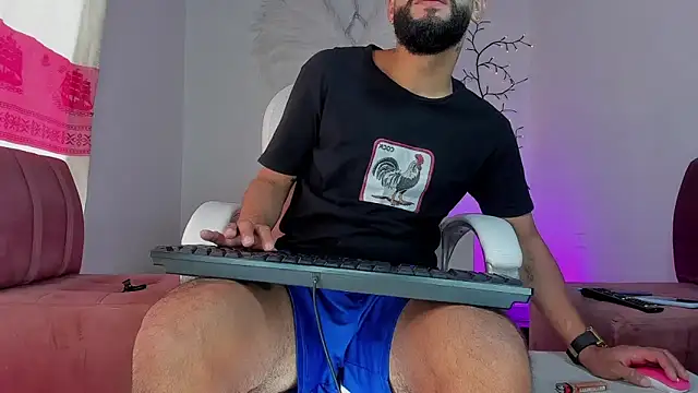 Snapshot of estiben_05 chatting on 01-18-26, 04:32 estiben 05 online show from 01-18-26, 04:32