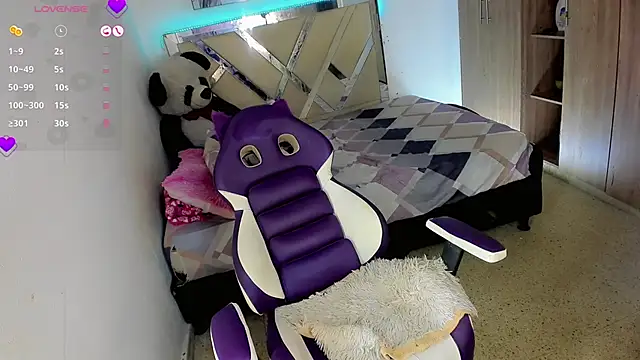 Snapshot of Charming_J chatting on 11-06-25, 06:17 Charming J online show from 11-06-25, 06:17