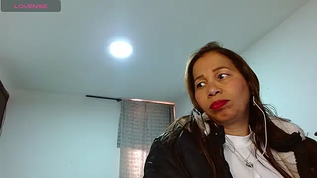 Snapshot of CaroMasha chatting on 05-04-26, 08:33 CaroMasha online show from 05-04-26, 08:33