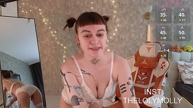 Snapshot of LolyMolli chatting on 10-16-25, 10:01 LolyMolli online show from 10-16-25, 10:01