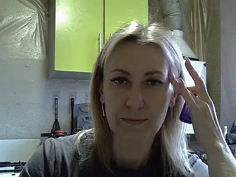 Snapshot of AshleyXHoney chatting on 10-21-25, 07:19 AshleyXHoney online show from 10-21-25, 07:19