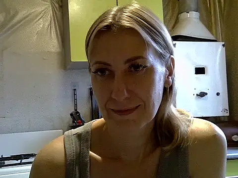 Snapshot of AshleyXHoney chatting on 09-24-25, 06:09 AshleyXHoney online show from 09-24-25, 06:09