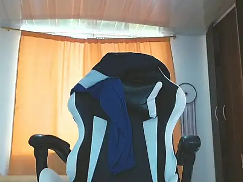 aronmiller404 online show from 02-08-25, 12:17