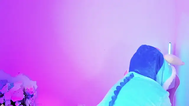 Ahri Elderwood online show from 12-17-25, 03:33