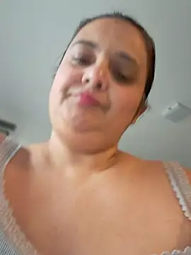 Snapshot of sarahhh1987 chatting on 10-19-25, 08:39 sarahhh1987 online show from 10-19-25, 08:39