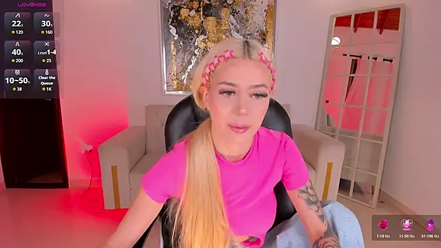 Snapshot of HannaConnor_ chatting on 05-18-26, 12:11 HannaConnor online show from 05-18-26, 12:11