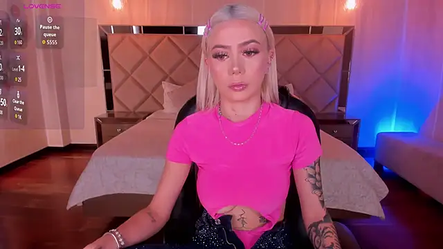 HannaConnor  online show from 10-31-25, 08:27