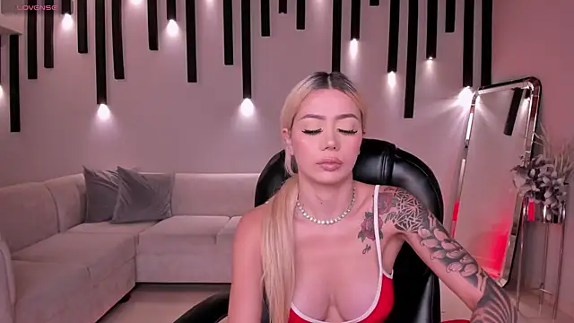 HannaConnor  online show from 10-19-25, 06:10